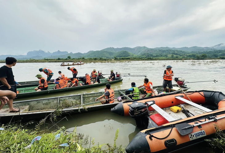 Tuyên dương nhóm nam sinh cứu người bị nước lũ cuốn trôi - Ảnh 3.