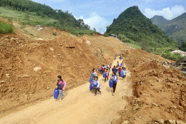 Trao quà cho học sinh vùng lũ, sạt lở ở Cao Bằng: Nguồn động viên lớn để các em tiếp tục đi học  - Ảnh 16.