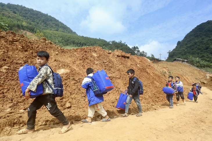 Trao quà cho học sinh vùng lũ, sạt lở ở Cao Bằng: Nguồn động viên lớn để các em tiếp tục đi học  - Ảnh 14.