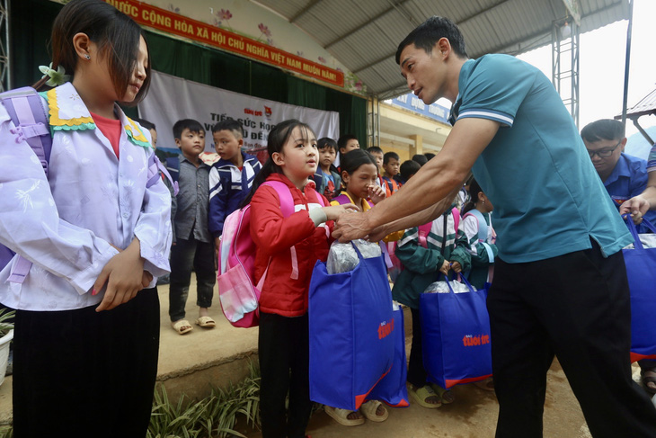 Trao quà cho học sinh vùng lũ, sạt lở ở Cao Bằng: Nguồn động viên lớn để các em tiếp tục đi học  - Ảnh 5.