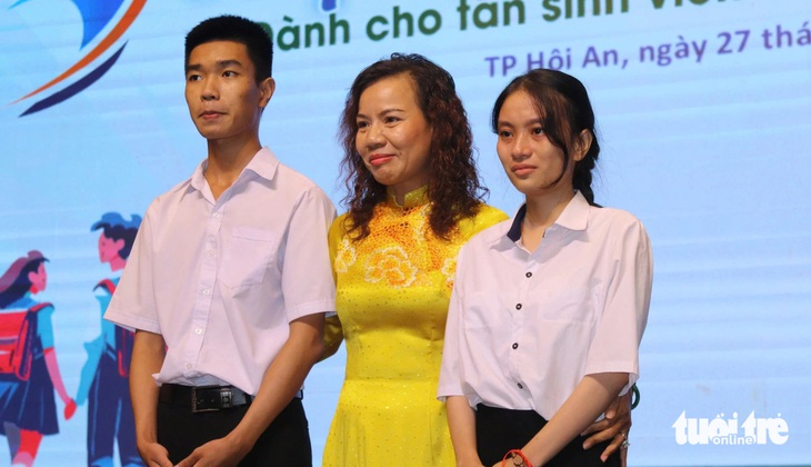 100 tân SV Quảng Nam - Đà Nẵng được tiếp sức đến trường: Đã có những tấm lòng, đừng ngại bước tiếp! - Ảnh 37. 100 tân SV Quảng Nam - Đà Nẵng được tiếp sức đến trường: Đã có những tấm lòng, đừng ngại bước tiếp! - Ảnh 35.