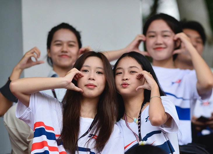 Sắc màu bóng đá công nhân, viên chức trên khán đài - Ảnh 9.