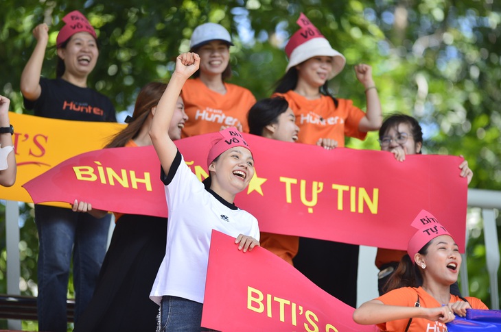 Sắc màu bóng đá công nhân, viên chức trên khán đài - Ảnh 2.