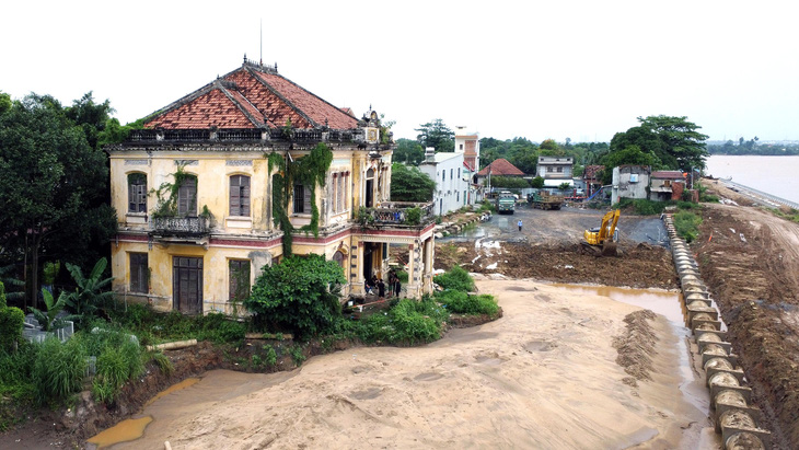 Đề nghị tạm dừng dự án đường ven sông chờ phương án bảo tồn biệt thự trăm tuổi ở Đồng Nai - Ảnh 1.