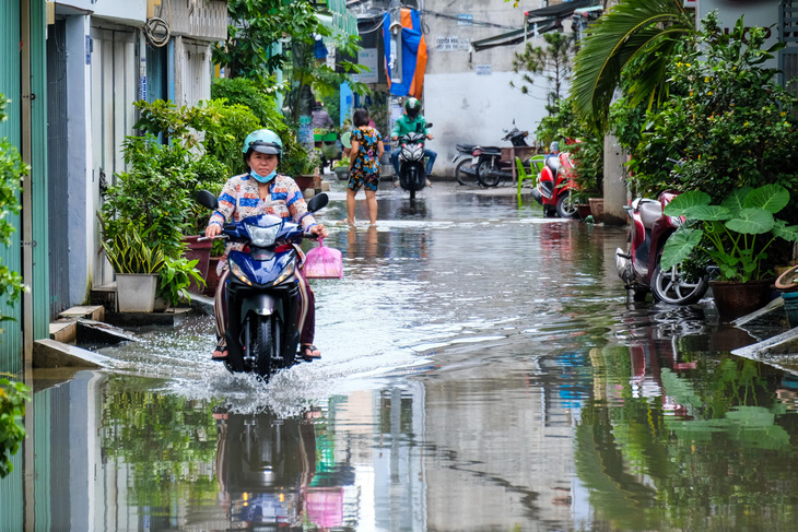 Hẻm ở quận Bình Tân ngập nước nửa tháng chưa rút, phường huy động máy bơm xử lý - Ảnh 1.