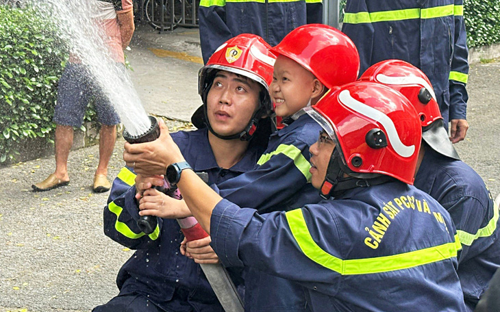 Cháy tòa nhà cao 7 tầng, cảnh sát điều xe thang giải cứu nhiều người mắc kẹt - Ảnh 4.