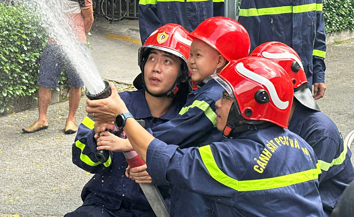 Gặp lại cậu bé bị bệnh, ước làm lính cứu hỏa - Ảnh 1.