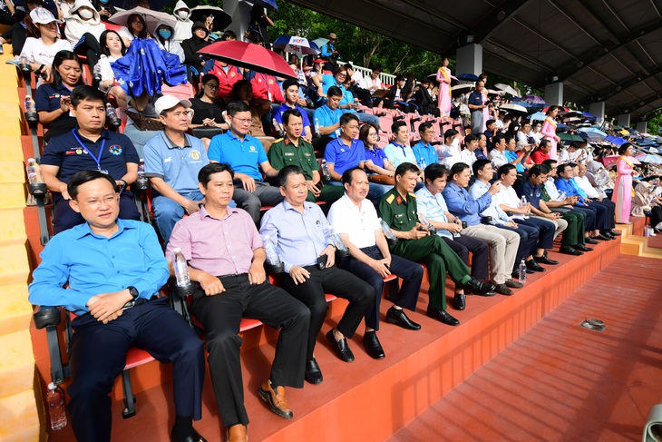 Sắc màu bóng đá công nhân, viên chức trên khán đài - Ảnh 3.
