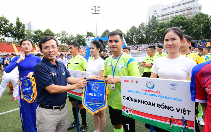 Sắc màu bóng đá công nhân, viên chức trên khán đài  - Ảnh 10.