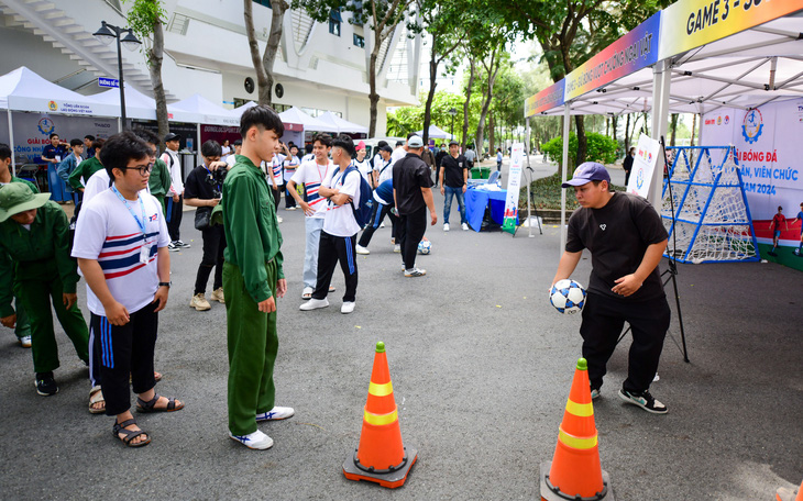 Giải bóng đá công nhân, viên chức 2024 có cú hat-trick ngay ngày khai mạc - Ảnh 3.