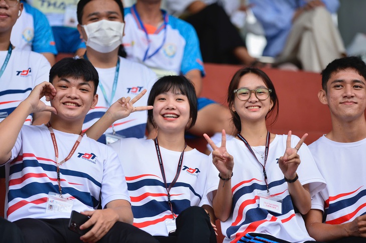 Sắc màu bóng đá công nhân, viên chức trên khán đài - Ảnh 8.