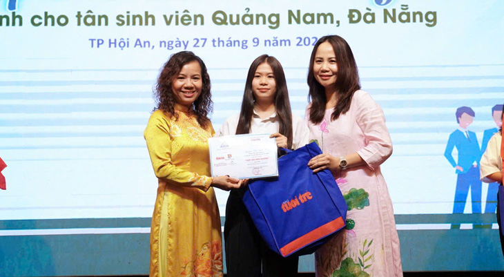 100 tân SV Quảng Nam - Đà Nẵng được tiếp sức đến trường: Đã có những tấm lòng, đừng ngại bước tiếp! - Ảnh 21.