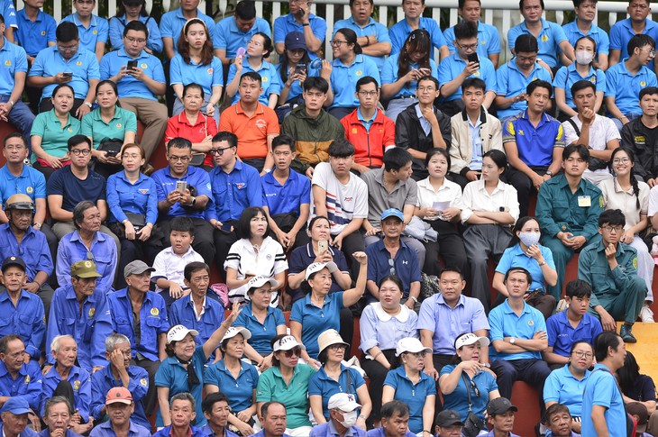 Sắc màu bóng đá công nhân, viên chức trên khán đài - Ảnh 4.