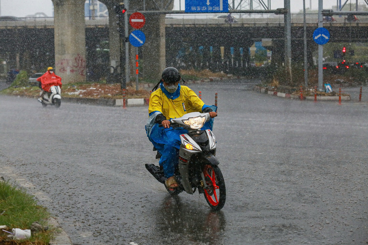 Chiều nay và vài ngày tới TP.HCM có mưa lớn - Ảnh 1.