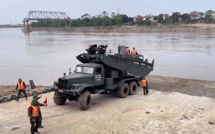 Bộ đội lắp cầu phao Phong Châu trong 90 phút - Ảnh 2.