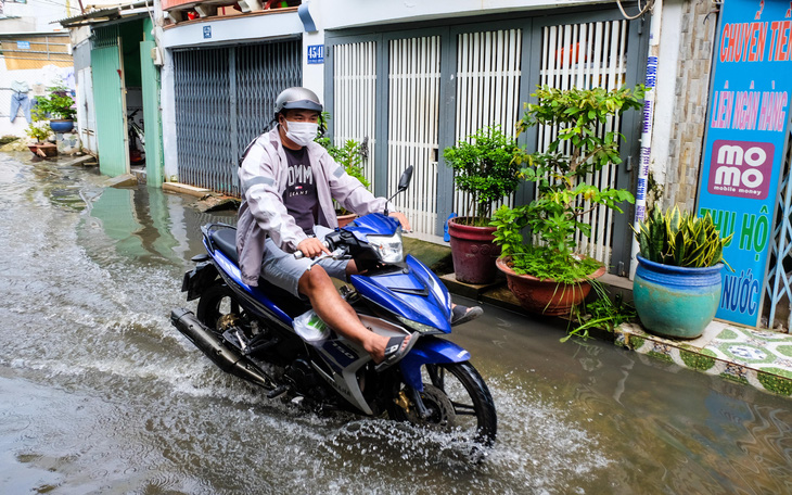 9 tháng đầu năm, toàn TP.HCM có 30 tuyến đường ngập khi mưa - Ảnh 2.