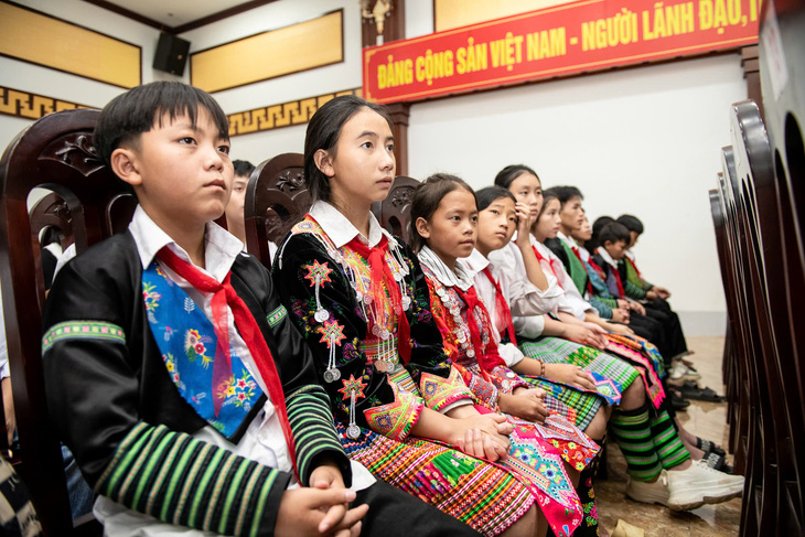 Hàng chục cánh tay học sinh giơ lên trước câu hỏi nhà bị sập đổ, hư hại do bão lũ - Ảnh 2.