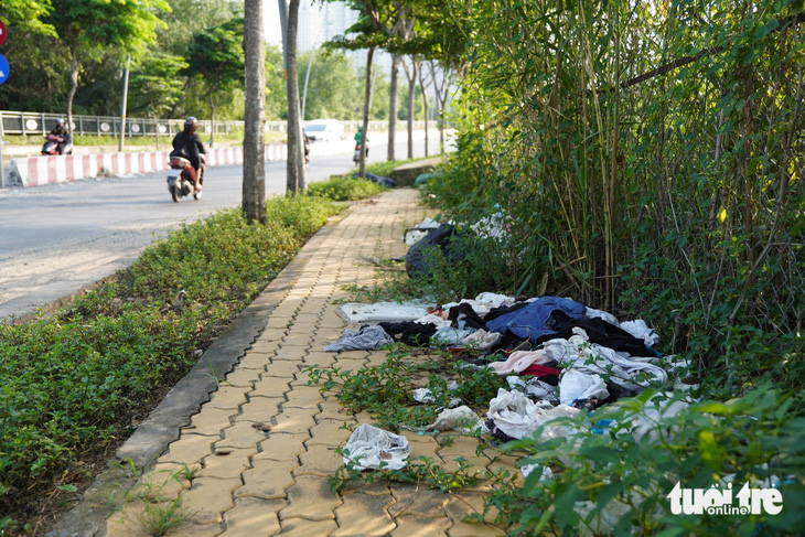 Đoạn đường vắng người lâu ngày trở thành “đường rác” - Ảnh 2.