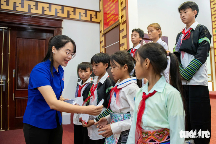 'Nhà bị sập, con muốn mua sách vở, bố mẹ được xây lại nhà' - Ảnh 9.