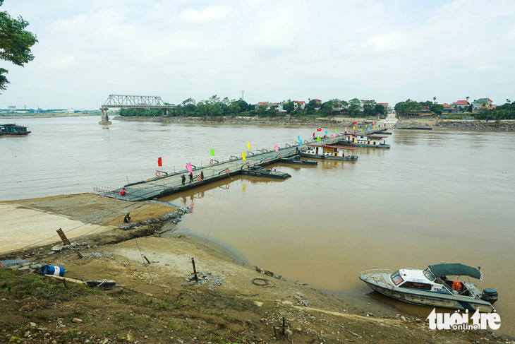 Vụ sập cầu Phong Châu: Bộ Quốc phòng điều 15 người nhái tinh nhuệ nhất tìm kiếm người mất tích  - Ảnh 2.