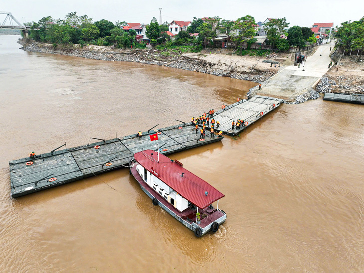 Hoàn thành lắp cầu phao Phong Châu trong 90 phút - Ảnh 7.