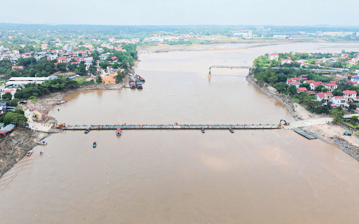 'Người nhái' đặc công Hải quân lặn tìm kiếm người và phương tiện mất tích ở cầu Phong Châu - Ảnh 2.