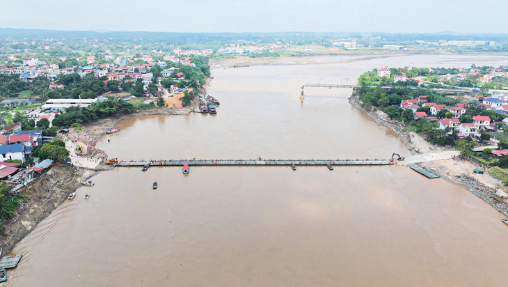 Hoàn thành lắp cầu phao Phong Châu trong 90 phút - Ảnh 11.