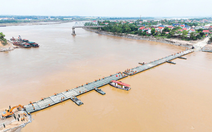 Lũ trên sông Hồng lên nhanh, tạm dừng qua cầu phao Phong Châu  - Ảnh 2.