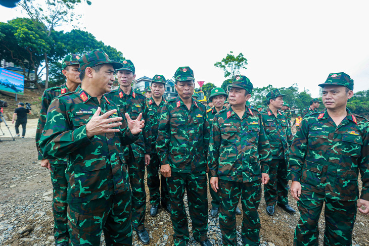 Bộ đội lắp cầu phao Phong Châu trong 90 phút - Ảnh 3.