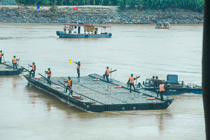 Bộ đội hoàn thành lắp cầu phao Phong Châu trong 90 phút - Ảnh 6.