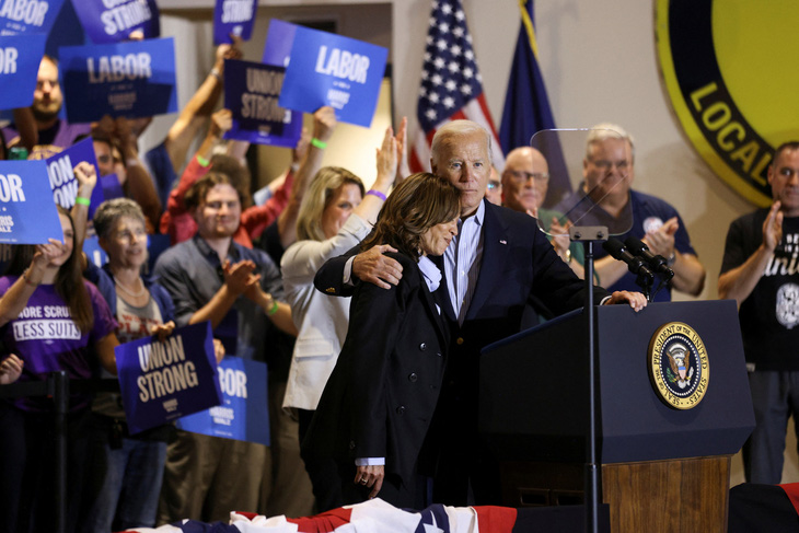 Bà Harris, ông Biden và màn thể hiện 'tinh thần đồng đội' lần đầu tiên - Ảnh 1.