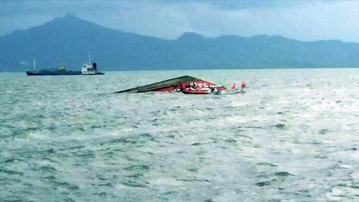 Lật thuyền trên sông Mekong, hàng chục người mất tích - Ảnh 1.