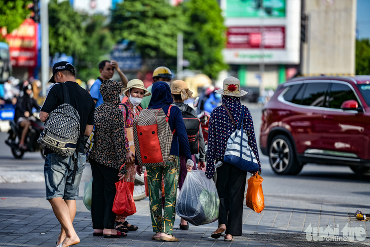 Dòng người vật vã dưới nắng nóng trở về thủ đô ngày nghỉ lễ cuối - Ảnh 11.