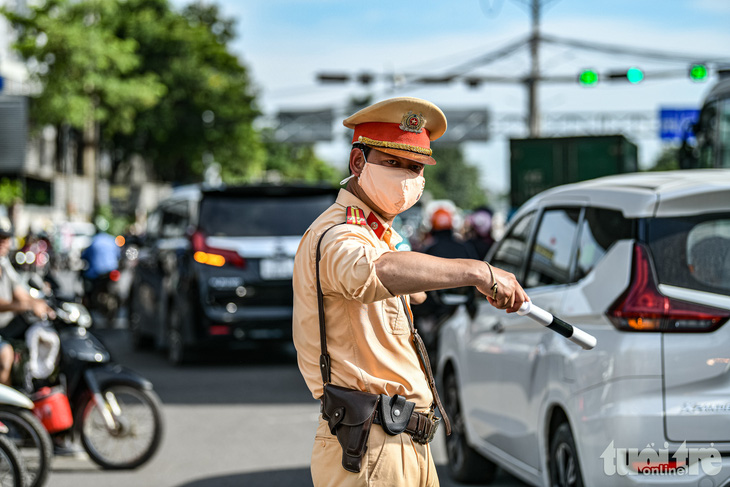 Dòng người vật vã dưới nắng nóng trở về thủ đô ngày nghỉ lễ cuối - Ảnh 14.