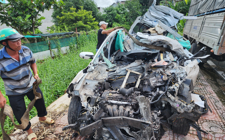 Lập biên bản tài xế xe ben chạy xe qua dải phân cách cố định trên đường Nguyễn Văn Linh - Ảnh 3.