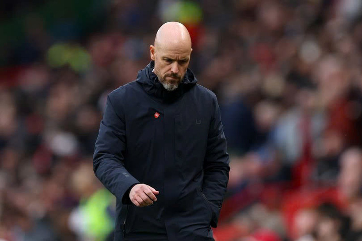 HLV Erik Ten Hag nhận ‘gạch đá’ sau thất bại của Man Utd - Ảnh 1.