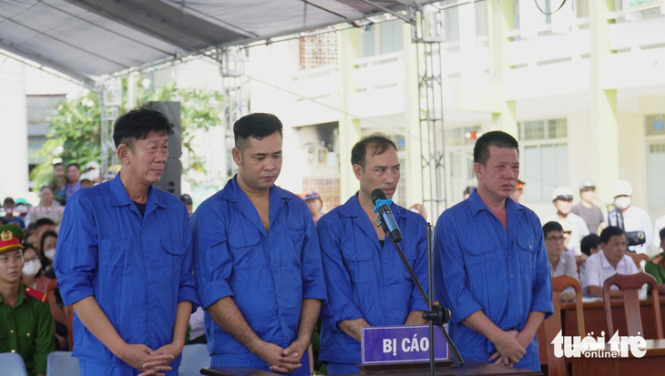 Tuyên án nhóm người biến tàu cá Việt Nam thành tàu Malaysia để đánh bắt thủy sản trái phép - Ảnh 1.