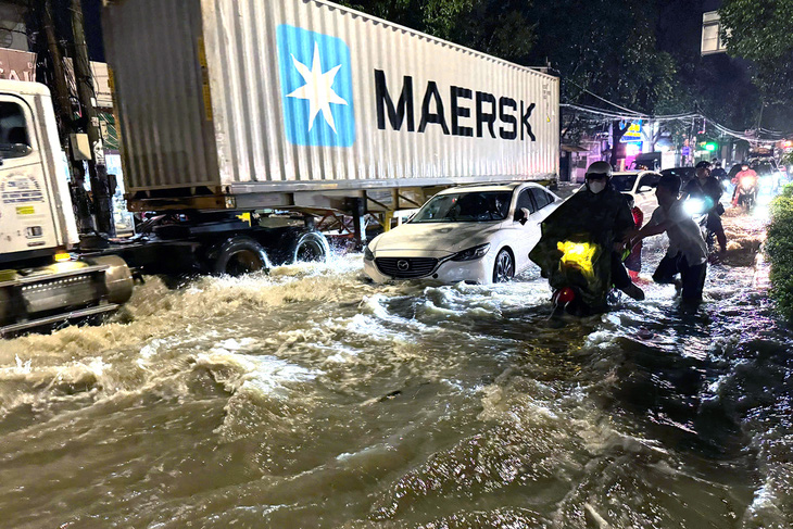 Sau trận mưa, 'rốn ngập' Biên Hòa lại chìm trong nước - Ảnh 2.