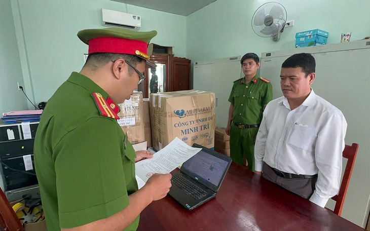 Chánh văn phòng UBND huyện Phú Tân, tỉnh Cà Mau bị khởi tố  - Ảnh 2.