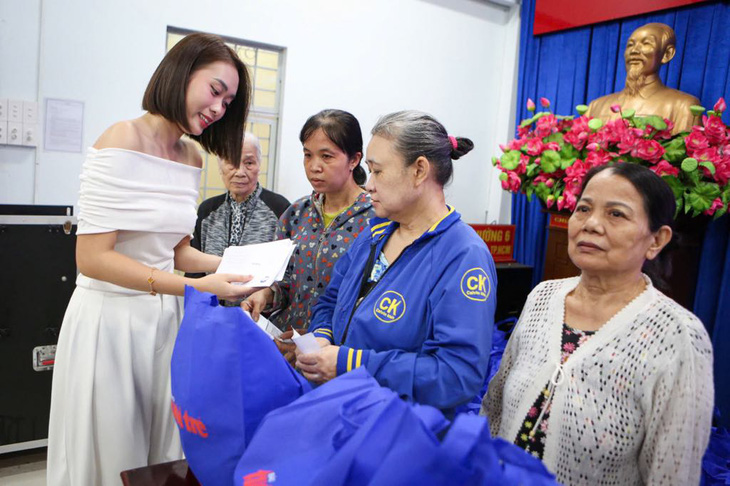 Đào Hà, á hậu Huỳnh Kim Anh mang trung thu yêu thương đến với bệnh nhi - Ảnh 9.