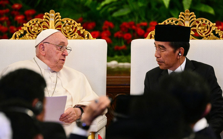 Singapore đóng thủ công hai chiếc ghế từ gỗ thừa ở giáo đường Hồi giáo cho Giáo hoàng Francis - Ảnh 2.