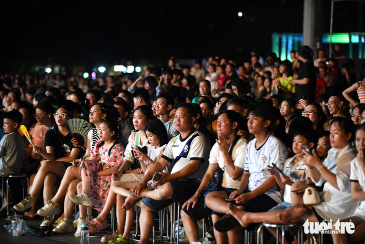 Người Quy Nhơn hào hứng đón chào các minh tinh điện ảnh ra mắt khán giả - Ảnh 8.