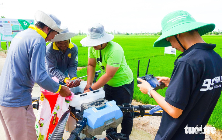 Hai lúa sắm drone đi mần ruộng - Ảnh 3.