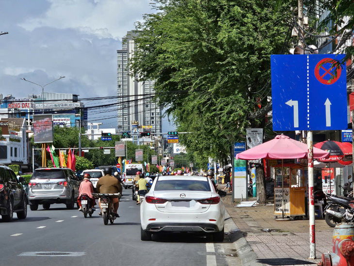 Đi ngược chiều, chen làn rẽ phải, chạy xe kiểu 'bất chấp'  ở Cần Thơ - Ảnh 5.