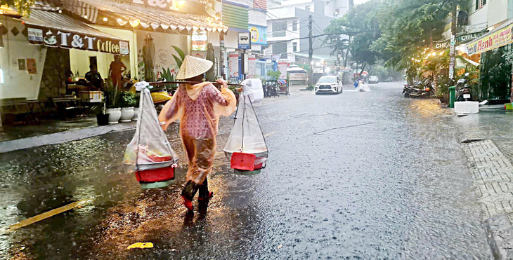 Quang gánh giữa thành phố - Ảnh 1.