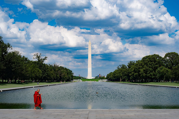 abiding-nowhere-2024-monk-at-washington-monument-1725505873570594470689.jpg