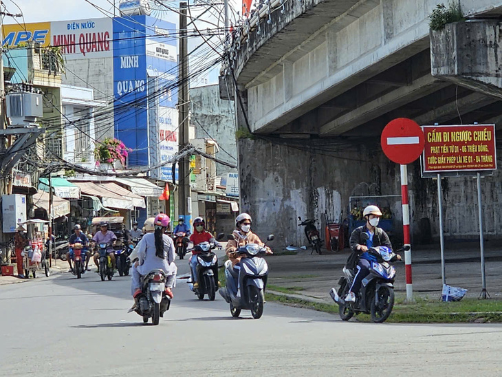 Đi ngược chiều, chen làn rẽ phải, chạy xe kiểu 'bất chấp'  ở Cần Thơ - Ảnh 1.