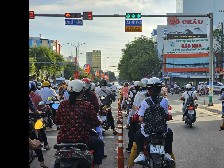 Đi ngược chiều, chen làn rẽ phải, chạy xe kiểu 'bất chấp'  ở Cần Thơ - Ảnh 4.