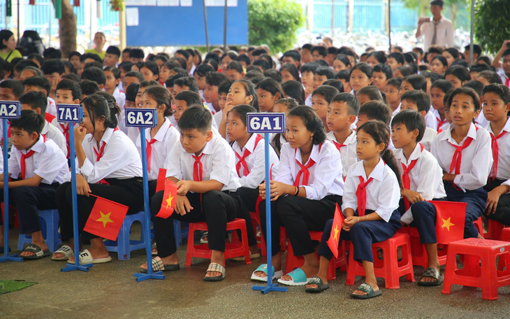 Lễ khai giảng không hoa, không bài phát biểu, chỉ có tình thầy trò - Ảnh 10.