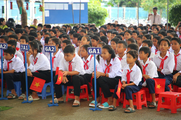 Ngày khai giảng ấm áp của học sinh đồng bào Khmer biên giới - Ảnh 1.